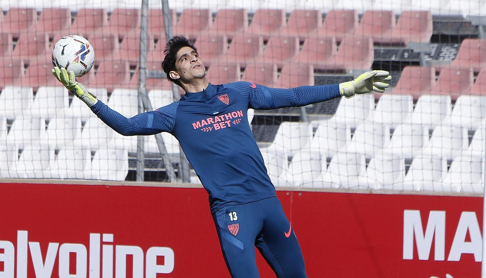 Bono, en un entrenamiento del Sevilla.