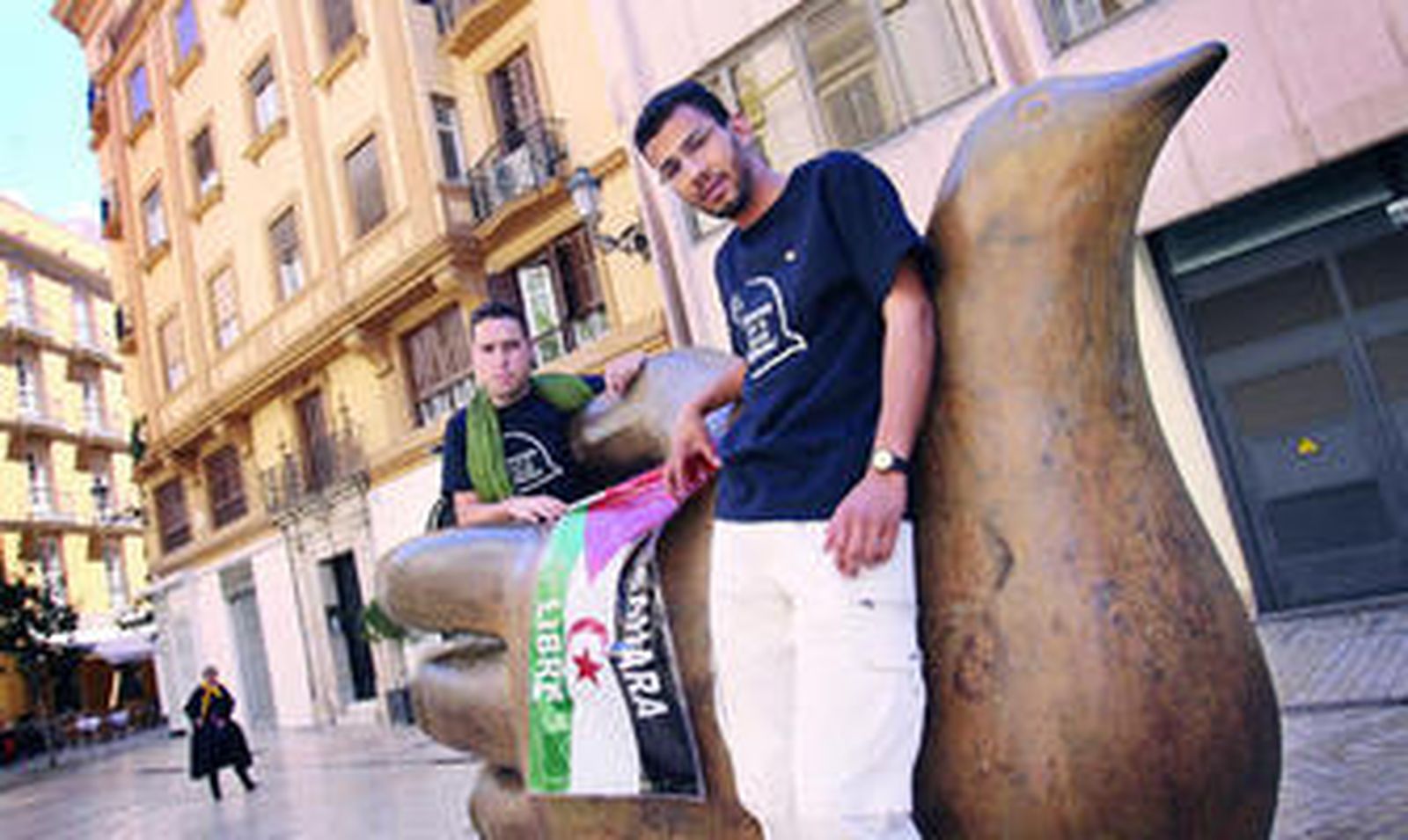 Salamu Hamudi  y Sergio Rodrigo, estudiantes de Periodismo de la UMA, ayer en la calle Larios.