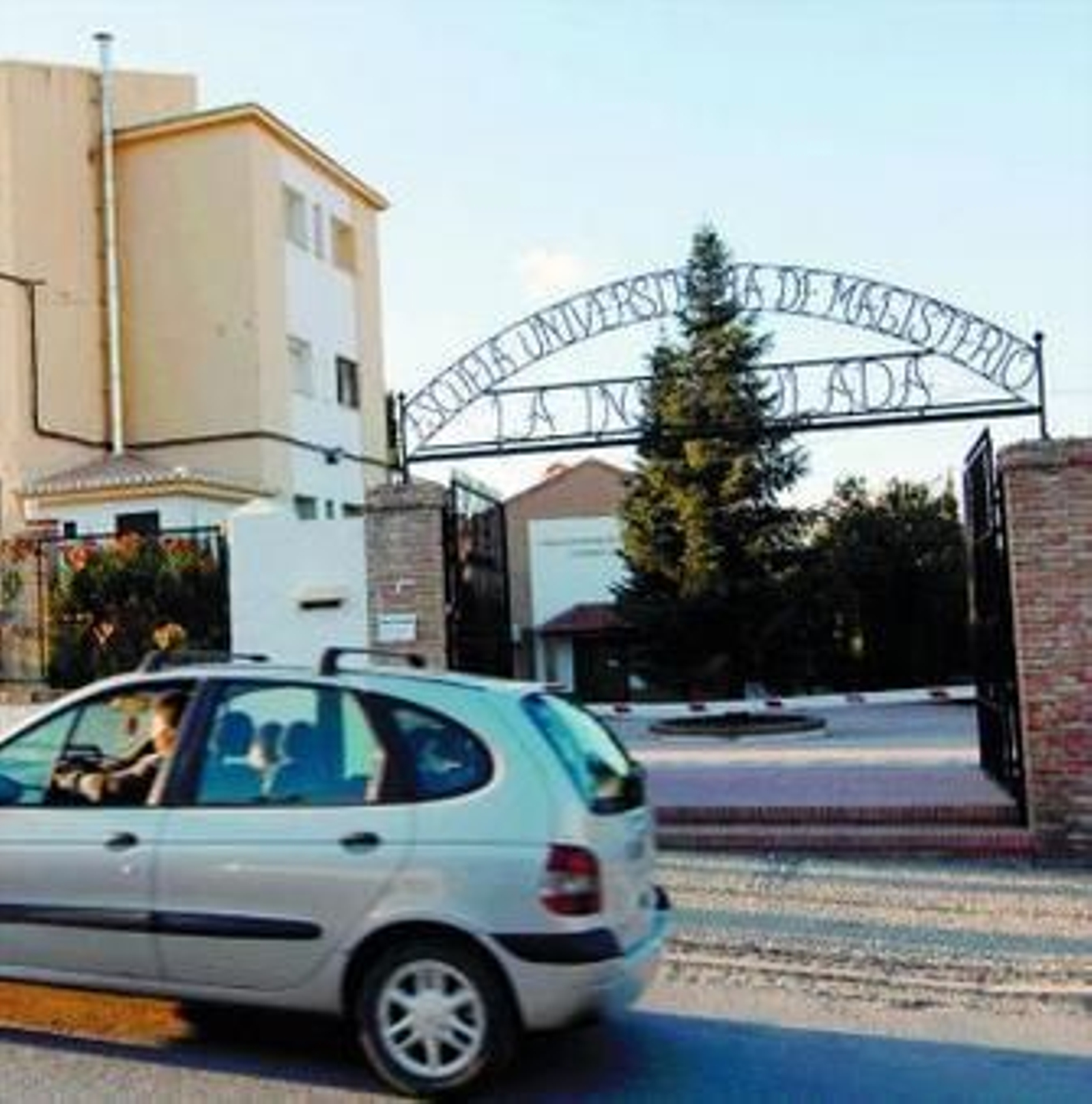 La sentencia obliga a la escuela a readmitir al despedido.