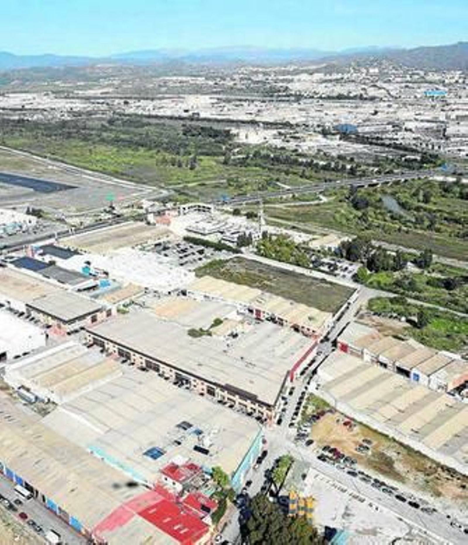 Vista de los suelos industriales situados junto al Guadalhorce.