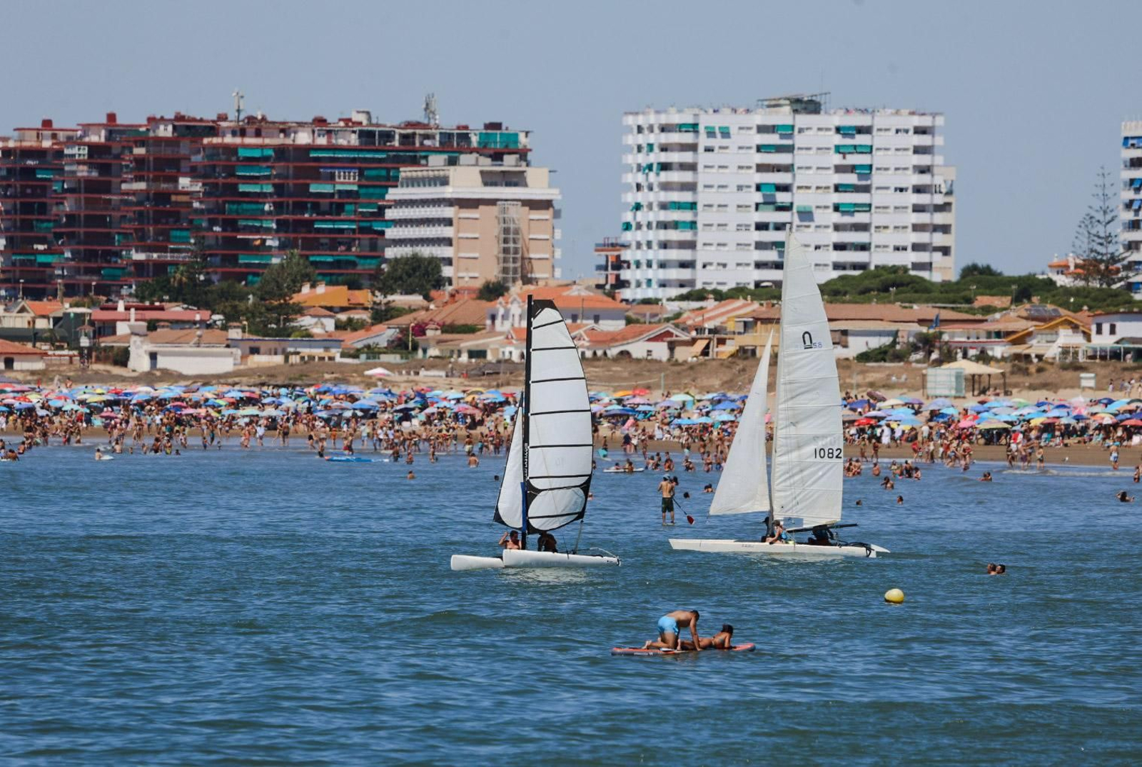 Imágenes de la soleada mañana de playa en Punta Umbría