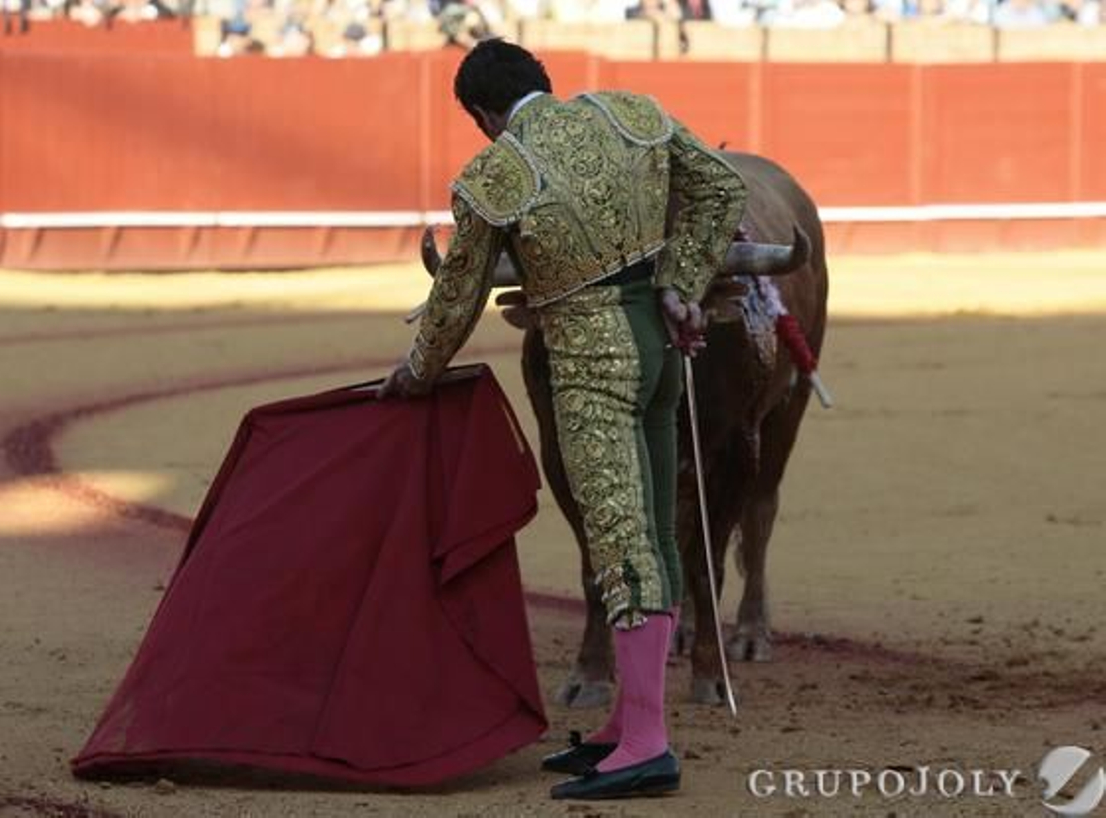 Juan Mora con el cuarto astado.

Foto: Juan Carlos Munoz