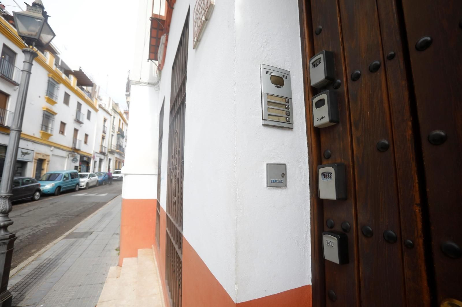 Entrada a varias viviendas turísticas.
