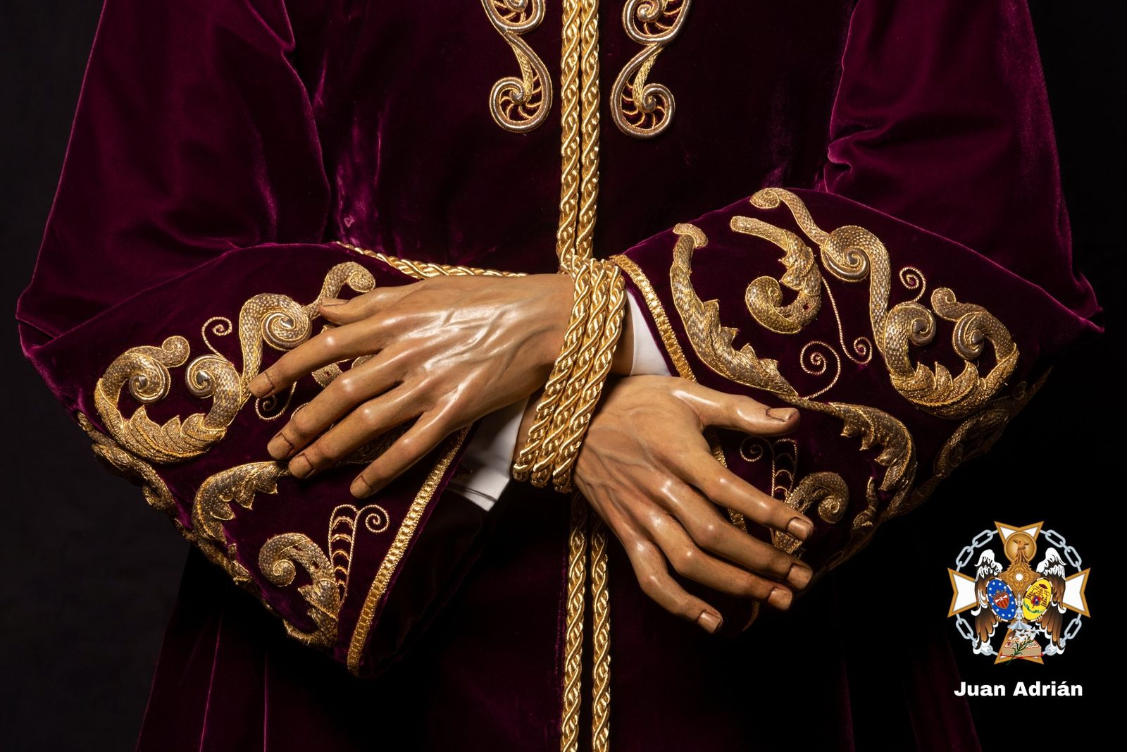 Detalle de los puños y las mangas de la túnica restaurada