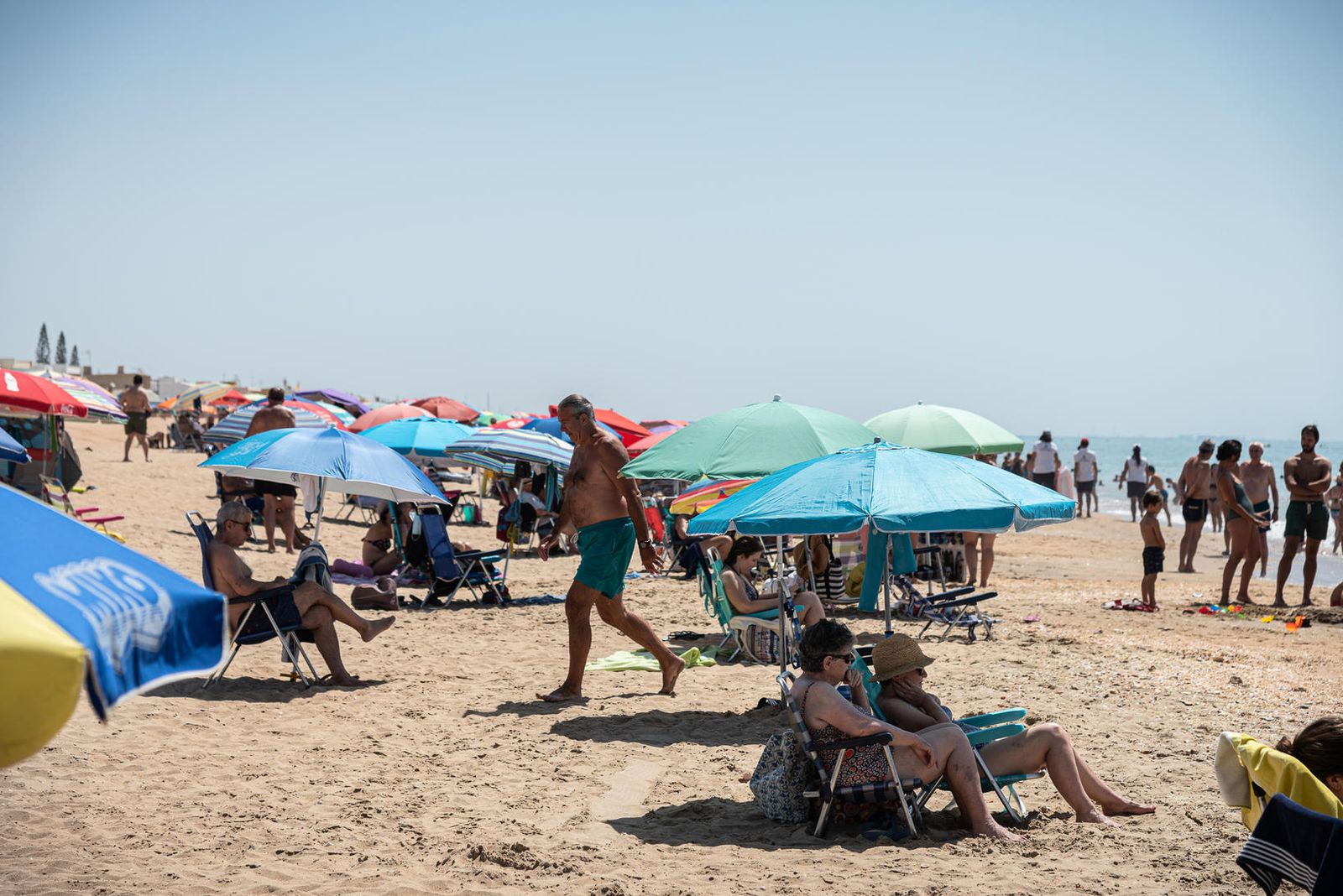 Playa repleta de personas en la localidad de Islantilla