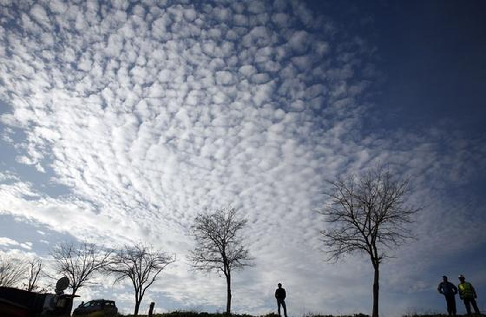 Los trabajadores realizan las obras para construir una presa como medida de precaución ante la previsión de lluvias.

Foto: Antonio Pizarro