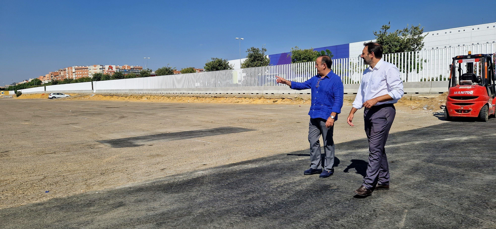 Los delegados Francisco Páez  y Juan Tomás de Aragón visitan las obras del mercadillo de Alcosa.
