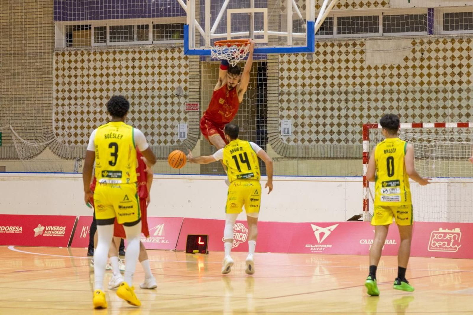 La Salobreja vibra con el derbi de la capital entre Jaén CB y Jaén FS, en imágenes