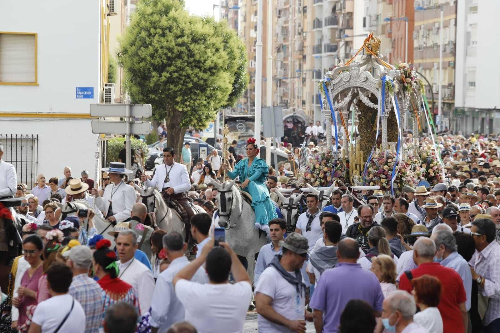 Las primeras imágenes de la Hermandad del Rocío de Huelva por las calles de la capital