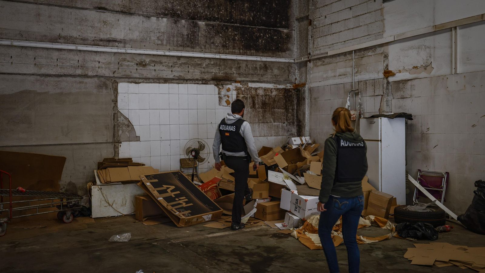 Cajas y suciedad en el interior de la nave.