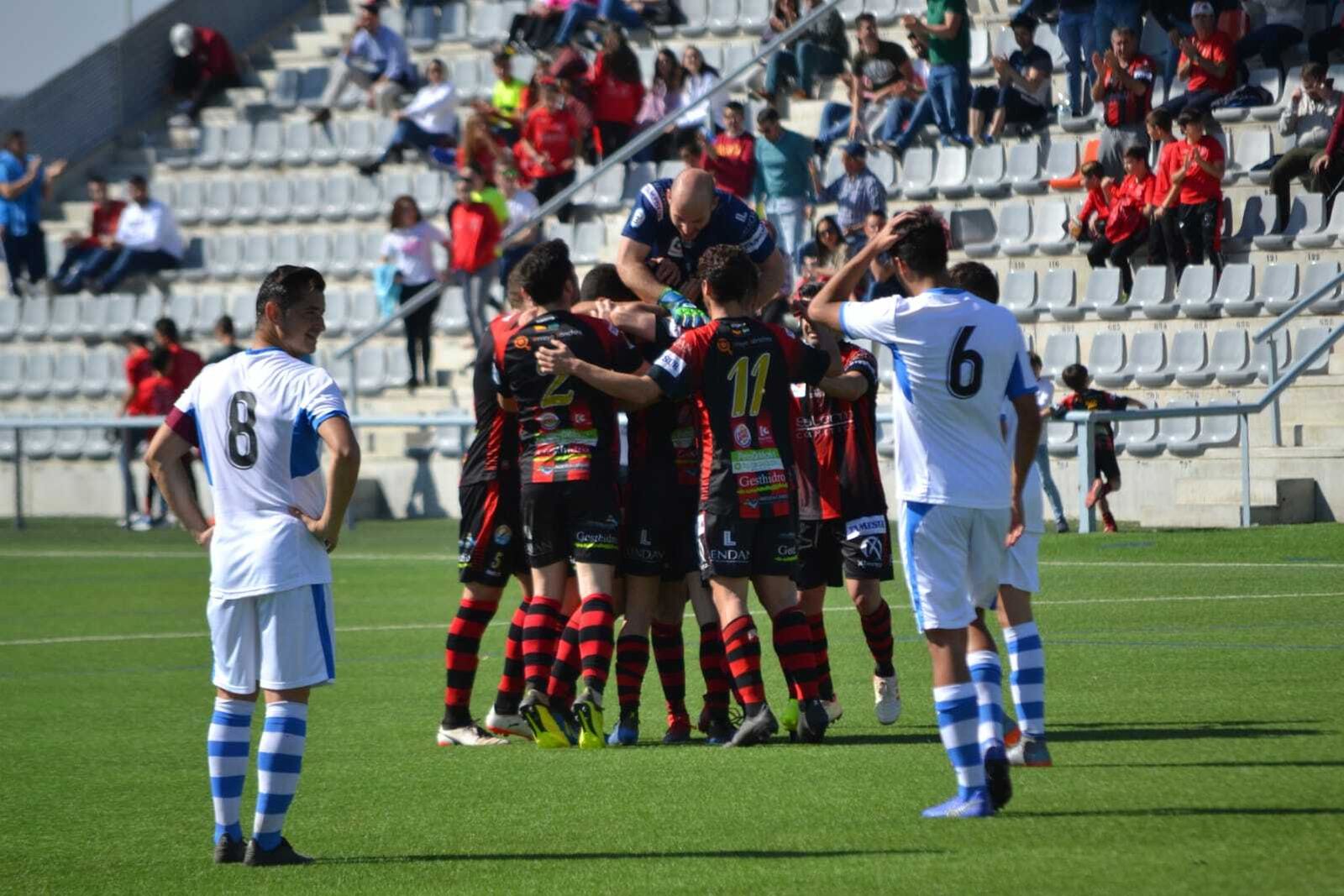 Los jugadores del Salerm Puente Genil celenran el gol de Nacho.