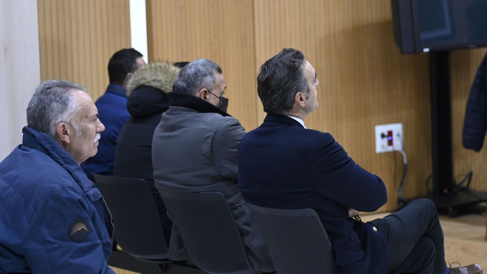 El torero El Cid, en el juicio junto a los cinco hombres implicados en el cobro de la deuda.