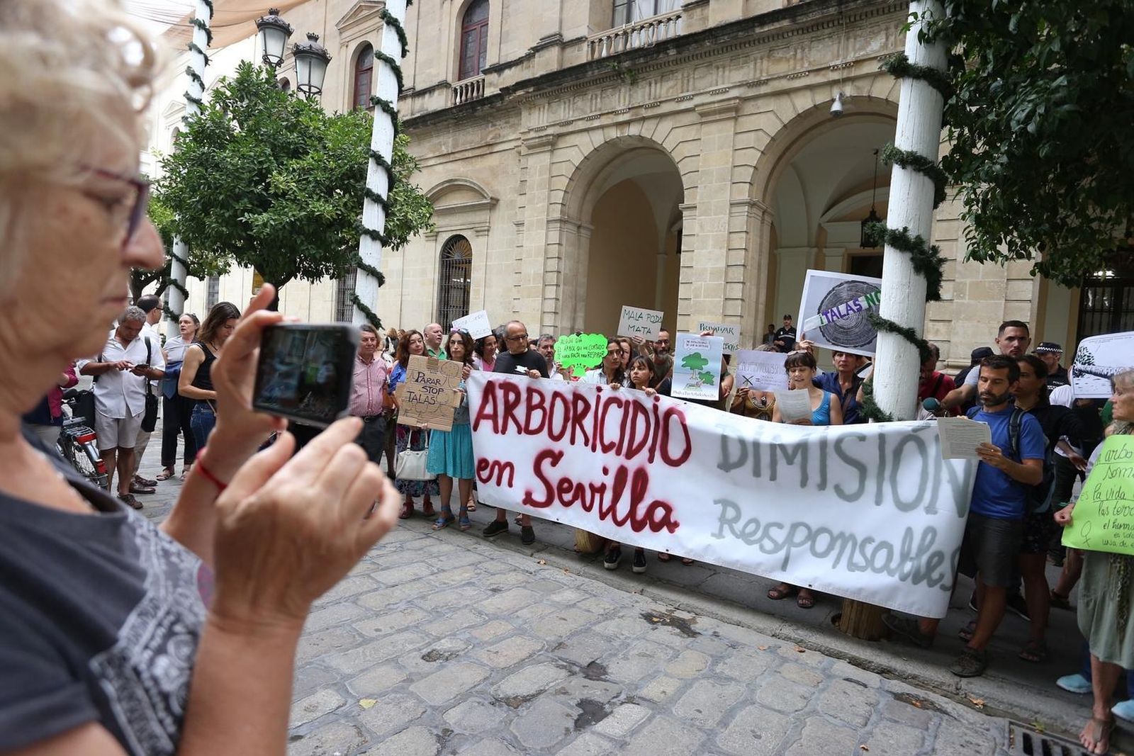 Protesta en la Plaza Nueva contra la tala de árboles