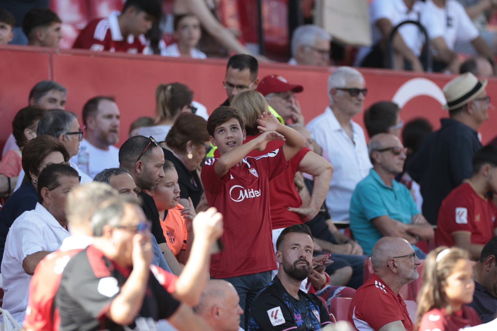 Búscate en las fotos del Sevilla FC - Barcelona
