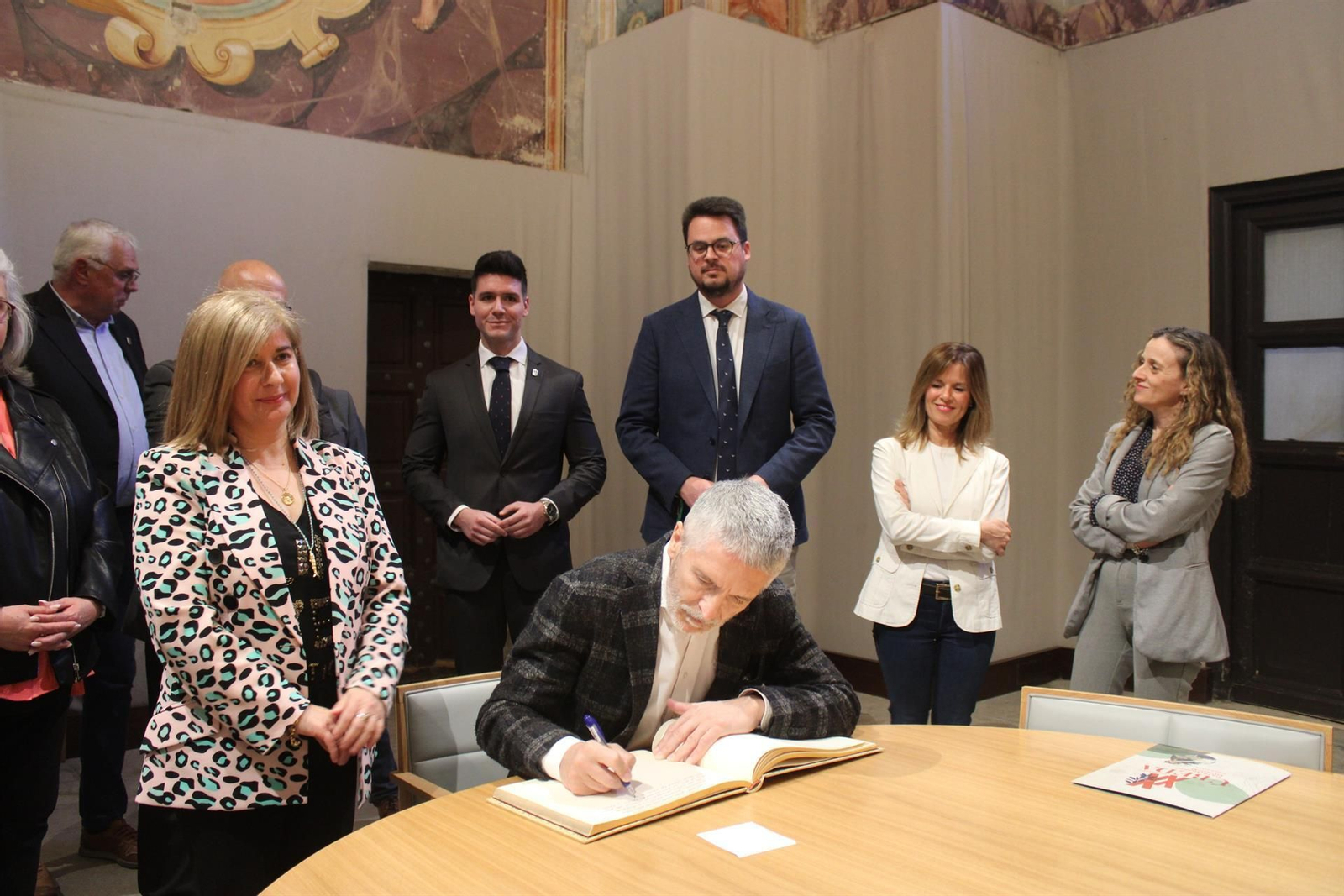 Grande-Marlaska firma en el Libro de Honor de la ciudad de Úbeda.