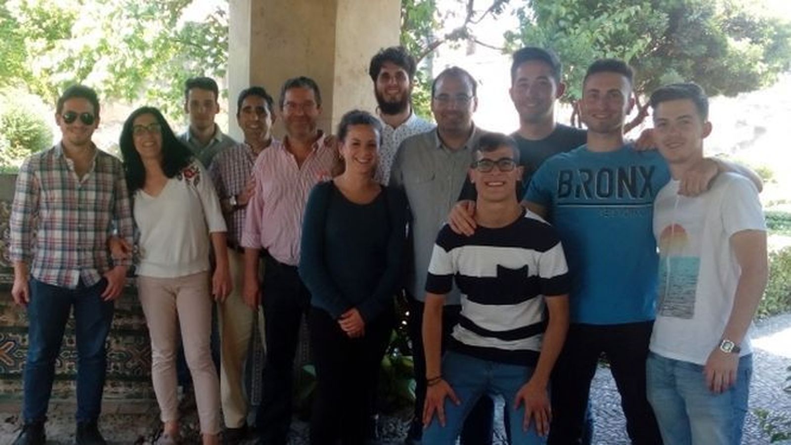 Estudiantes y profesores de Ingeniería de Edificación, en Bornos con el alcalde de ese municipio.