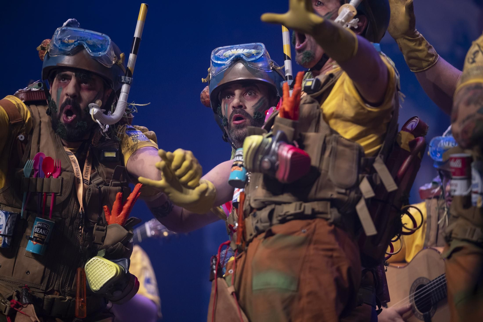 Imágenes de la actuación de la murga de Huelva "No te vayas a espantar. El juicio final" en el Carnaval Colombino