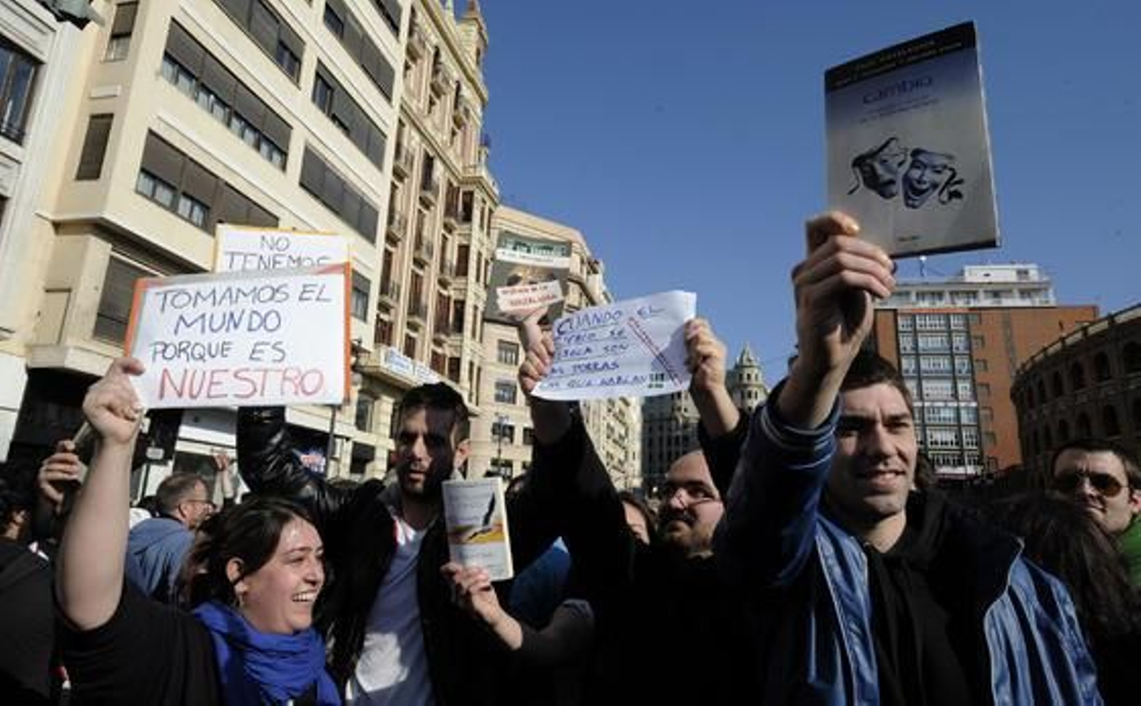 Miles de personas se manifiestan tras las duras cargas policiales.

Foto: efe/afp/reuters