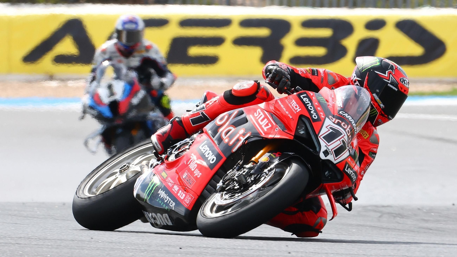 Bulega ha completado una excelente jornada en,el trazado luso de Estoril y todavía puede ganar el Mundial.