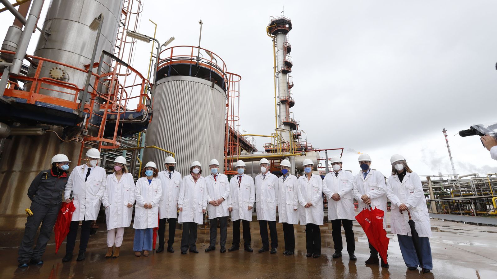 Las autoridades y representantes de Cepsa en las instalaciones de Aromax.