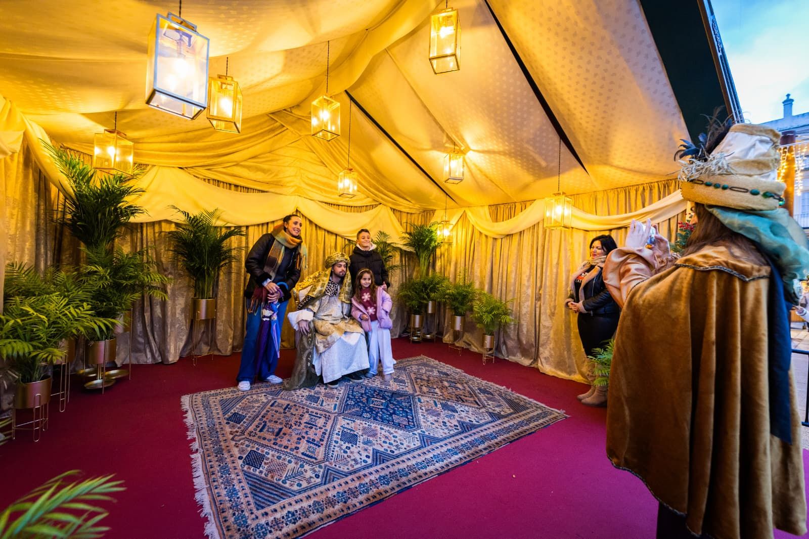 El Heraldo Real ya ha recibido a los primeros niños en la plaza del Rey.