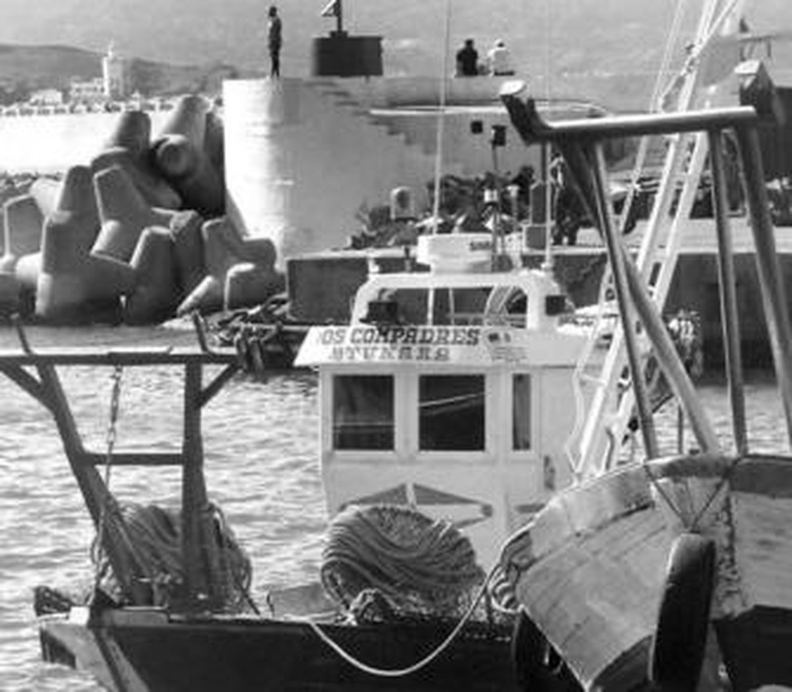 Imagen de la embarcación linense 'Los Compadres', atracada en el puerto del Rincón de Mdiq.