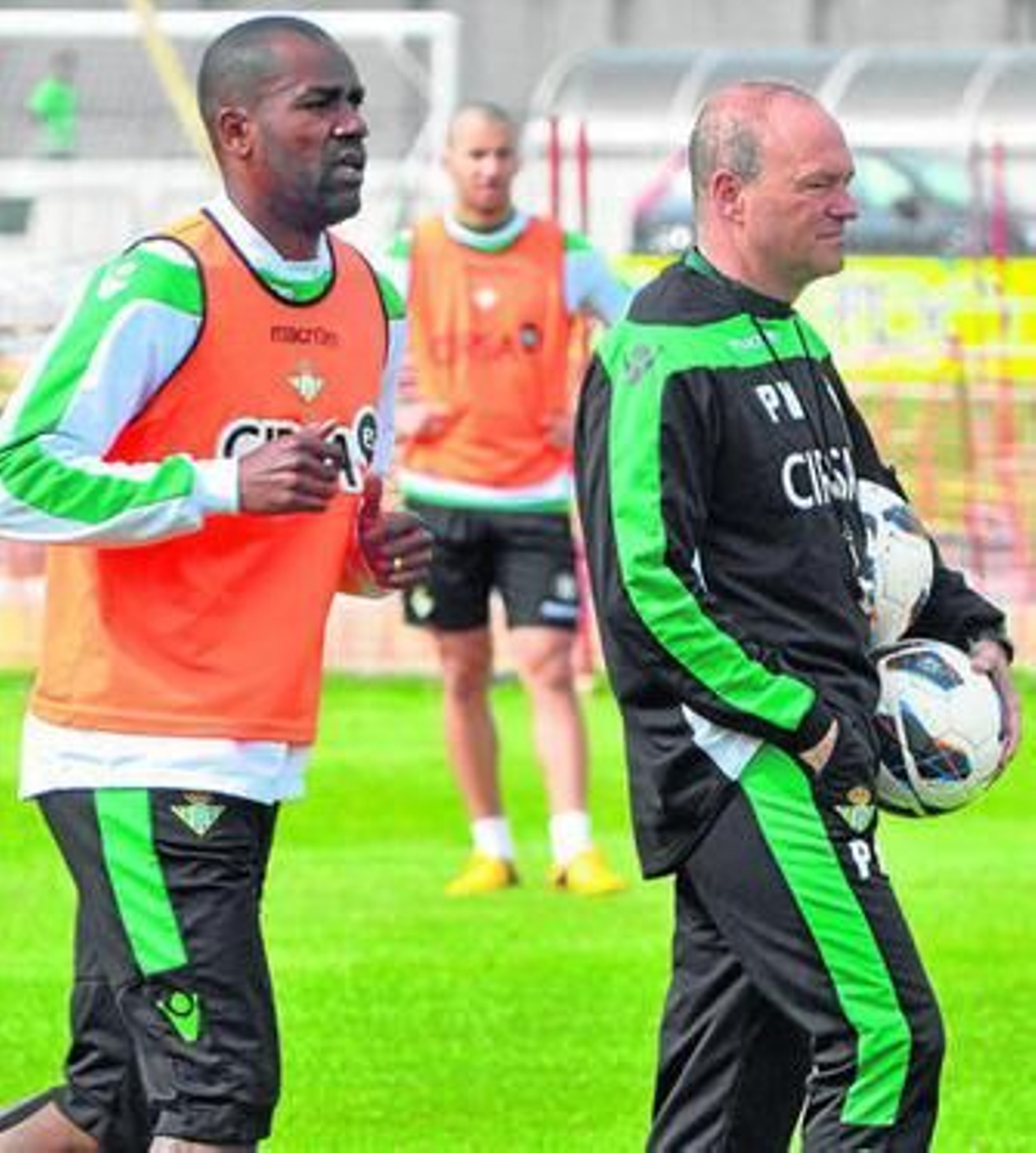 Pepe Mel observa el entrenamiento junto a Paulao.