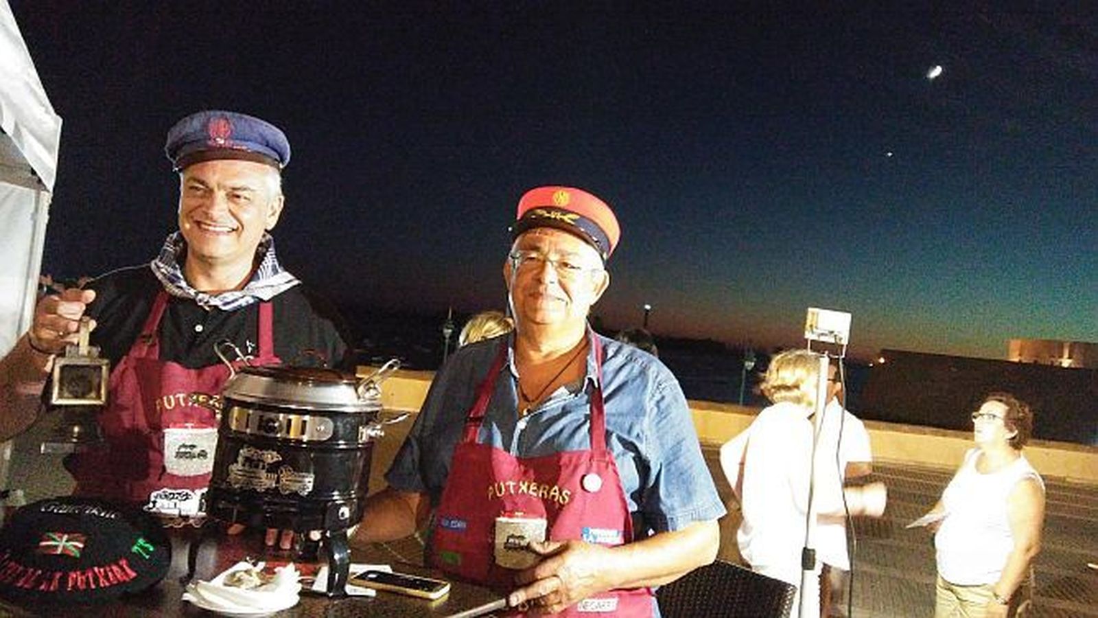 Los hermanos Burgos, con la olla y gorras ferroviarias con fondo caletero.