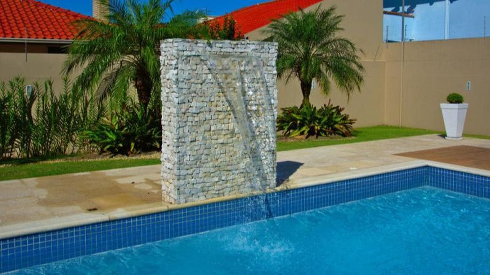 Olvida el mantenimiento: tu piscina siempre lista con un limpiafondos