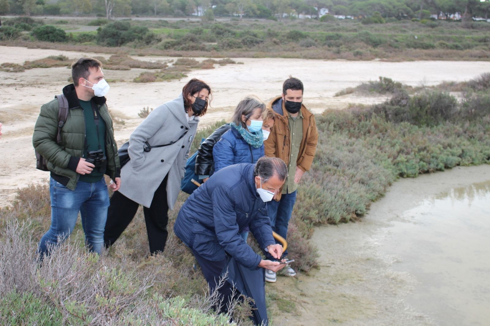 Un momento de la visita realizada por los responsables municipales este lunes a las salinas de Carboneros.