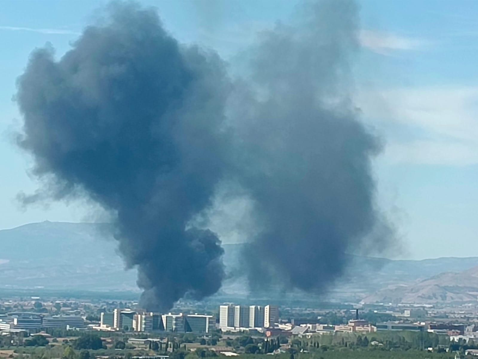 Imagen de la columna de humo vista desde Granada hacia la Vega