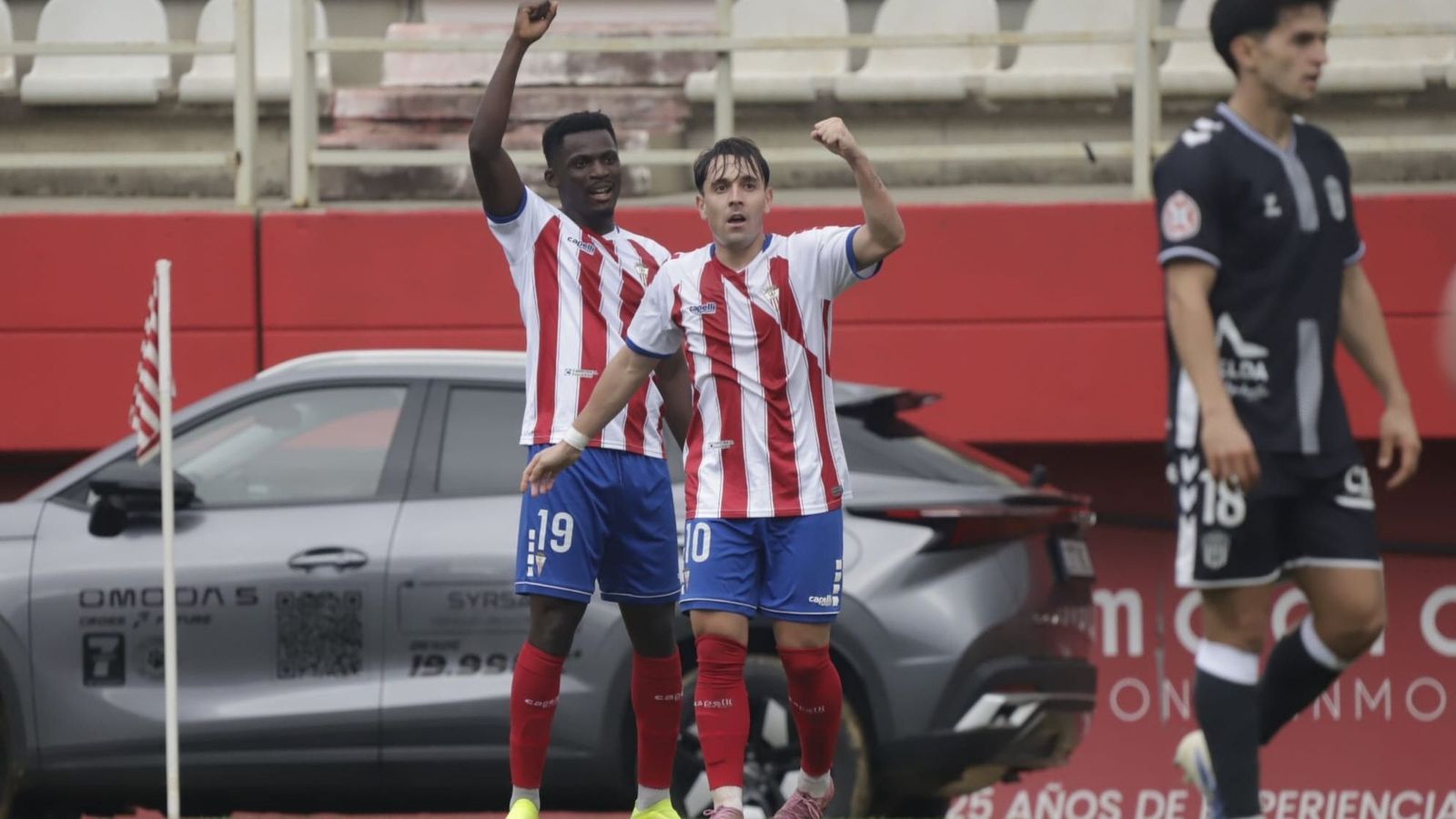 Obeng celebra con Dani Garrido su gol ante el Eldense.