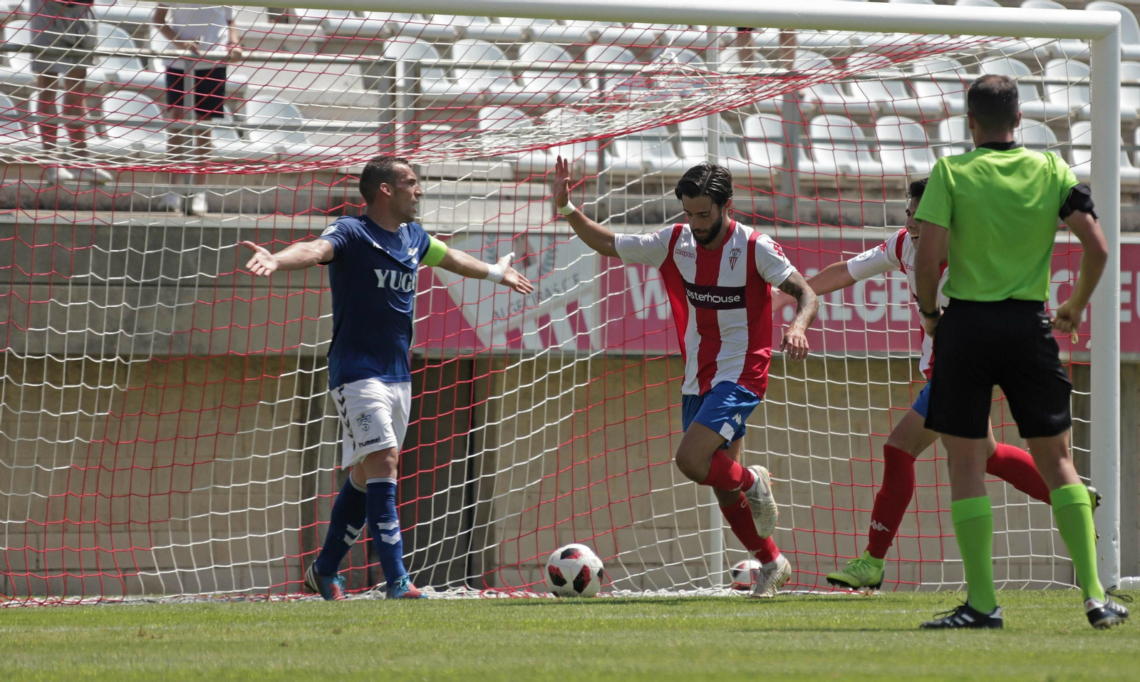 Carlos García, con los brazos abiertos, tras el gol de Antoñito.