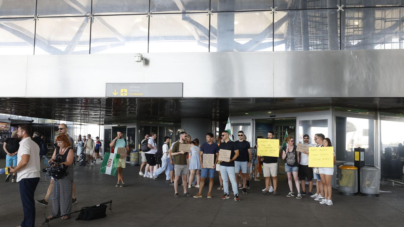 Concentración de tripulantes de cabina de easyJet en la primera jornada de huelga. Concentración de tripulantes de cabina de easyJet en la primera jornada de huelga.