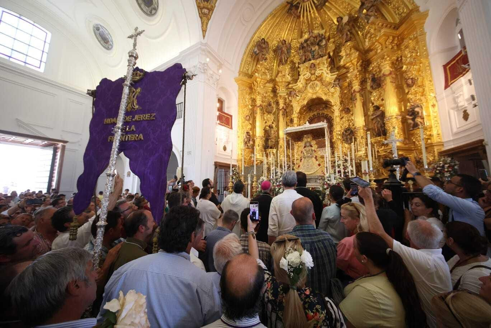El Simpecado de Jerez a los pies de la Virgen del Rocío