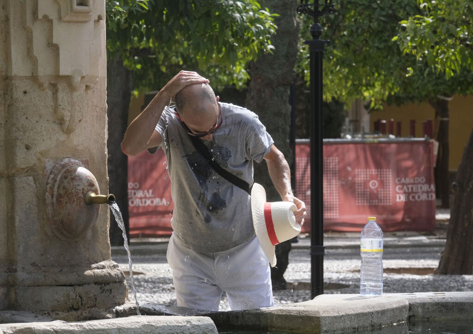 Un hombre se refresca en la Mezquita de Córdoba.