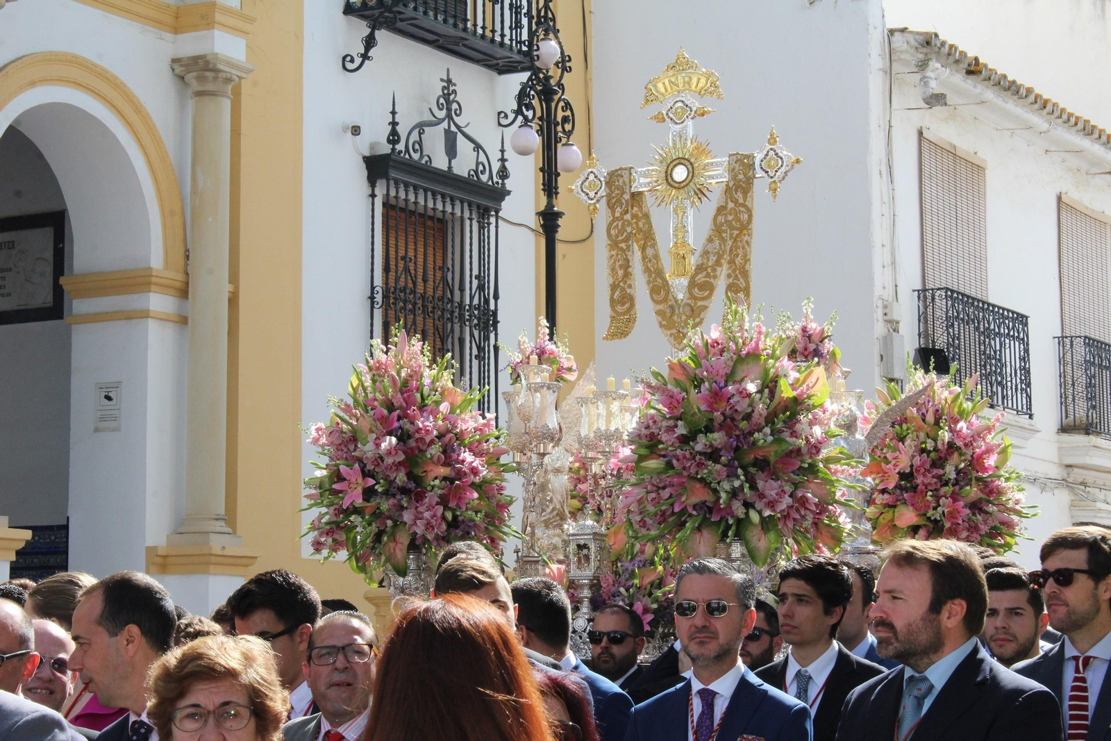 Cruz de la Calle Sevilla en procesión en 2017.