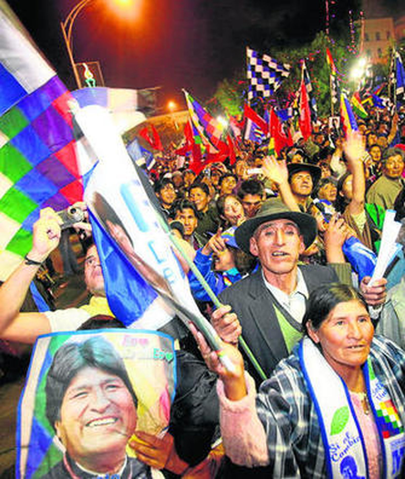 Partidarios de Morales celebran su triunfo ante el palacio presidencial de La Paz.
