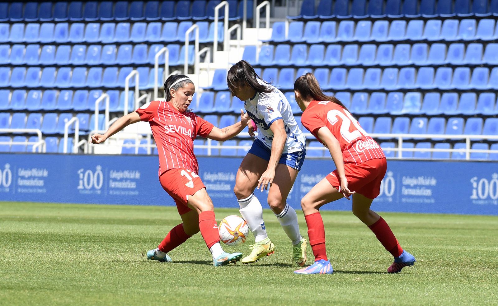 Karen Araya y Javiera Toro intentando hacerse con el balón.