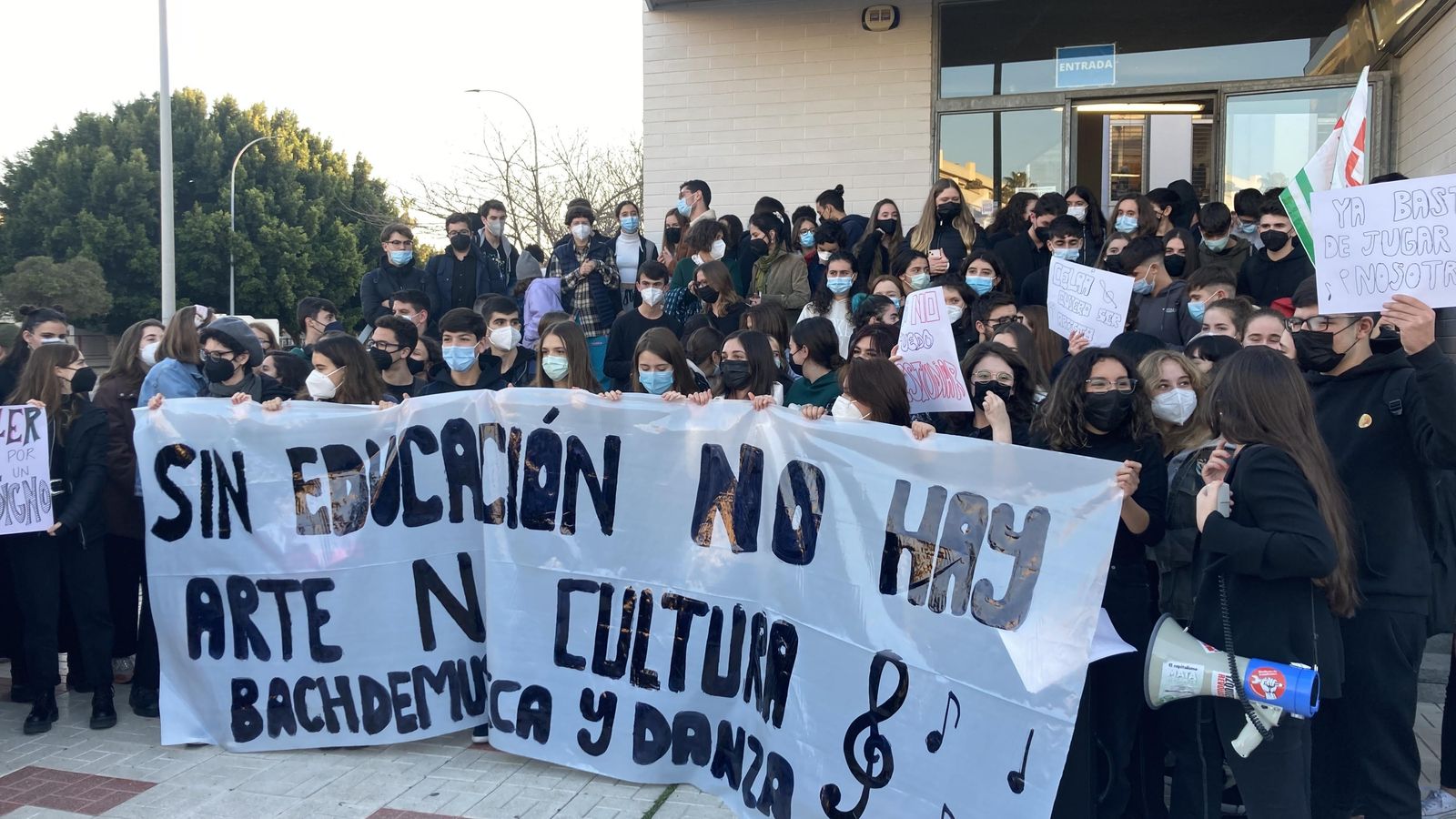 Alumnos del conservatorio durante la concentración en el Martín Tenllado