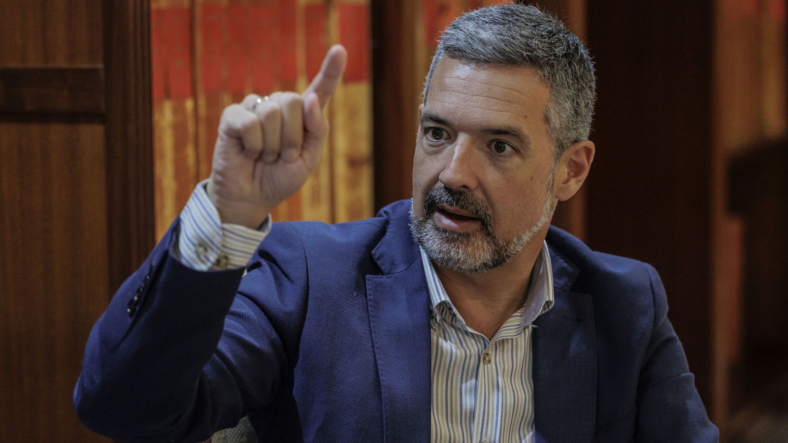 El alcalde de Rota gesticula durante la entrevista.