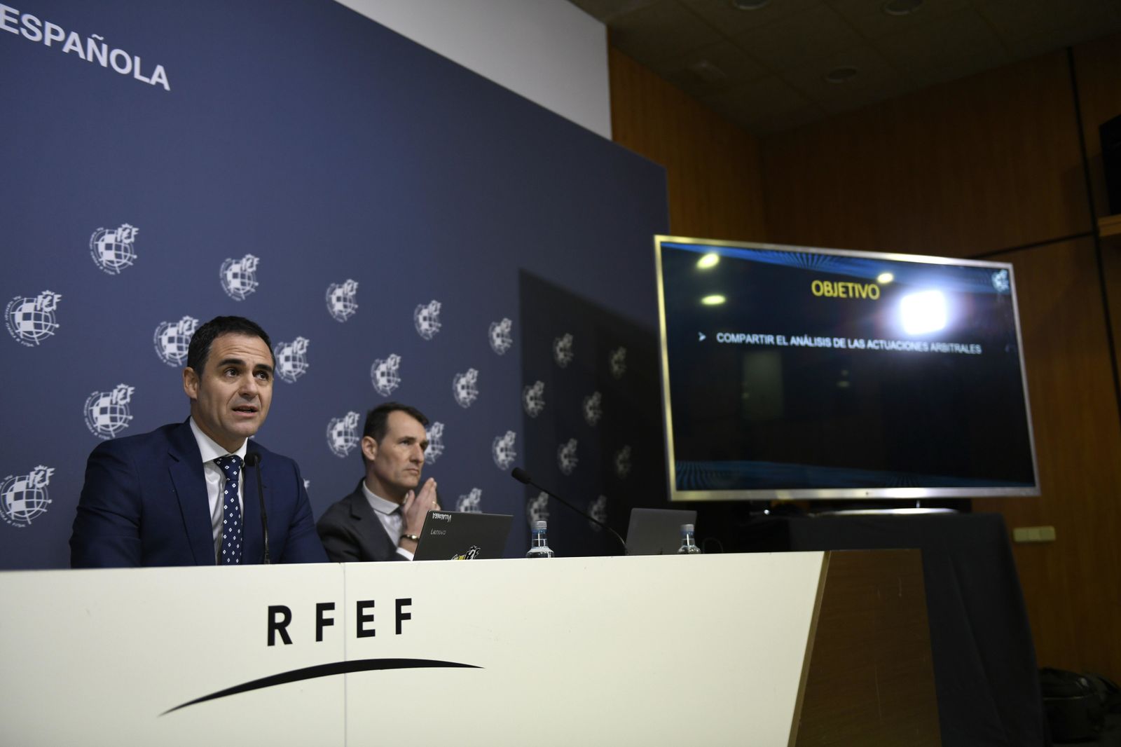 Velasco Carballo y Clos Gómez, durante la rueda de prensa que ofrecieron en Las Rozas.