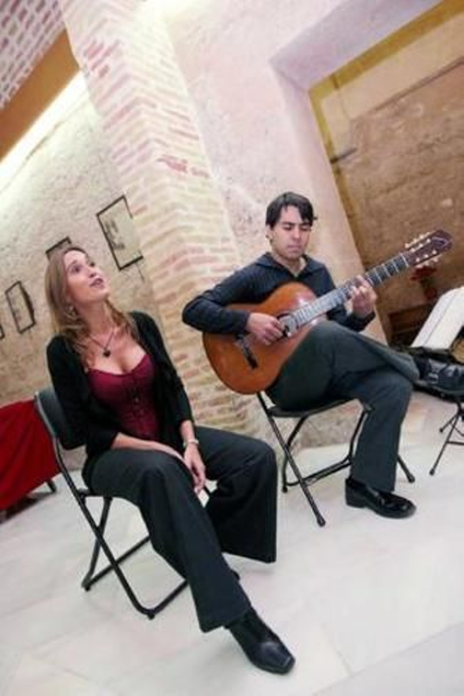 Cecilia Bonardi y Martín Almada en los Aljibes Árabes.