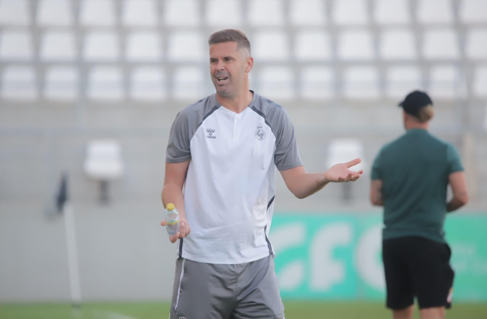 David Sánchez se gira a su banquillo en uno de los momentos del partido contra el Ceuta B