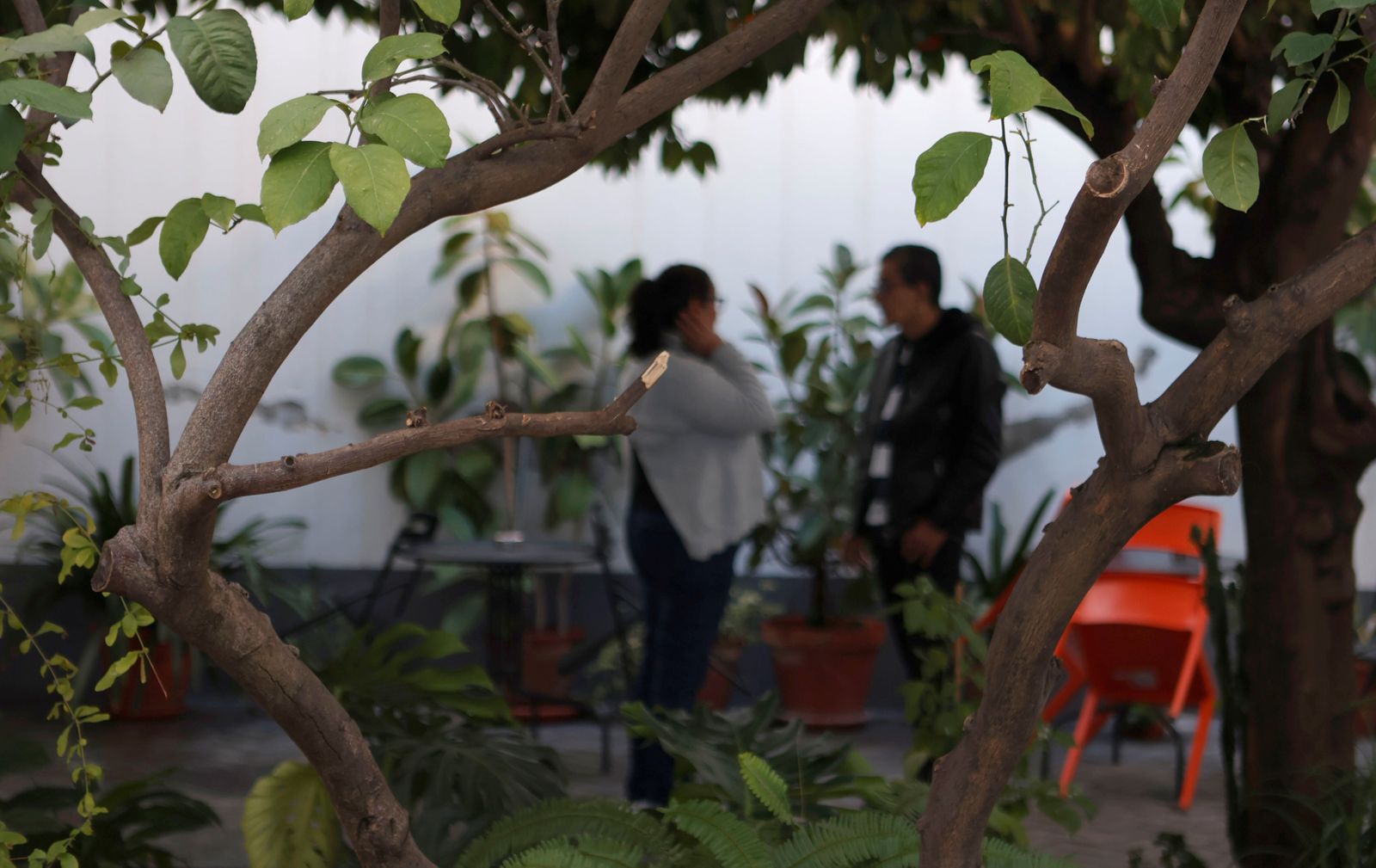 Los entrevistados, al fondo, en el patio del Centro Amigo de Cáritas, en Triana.