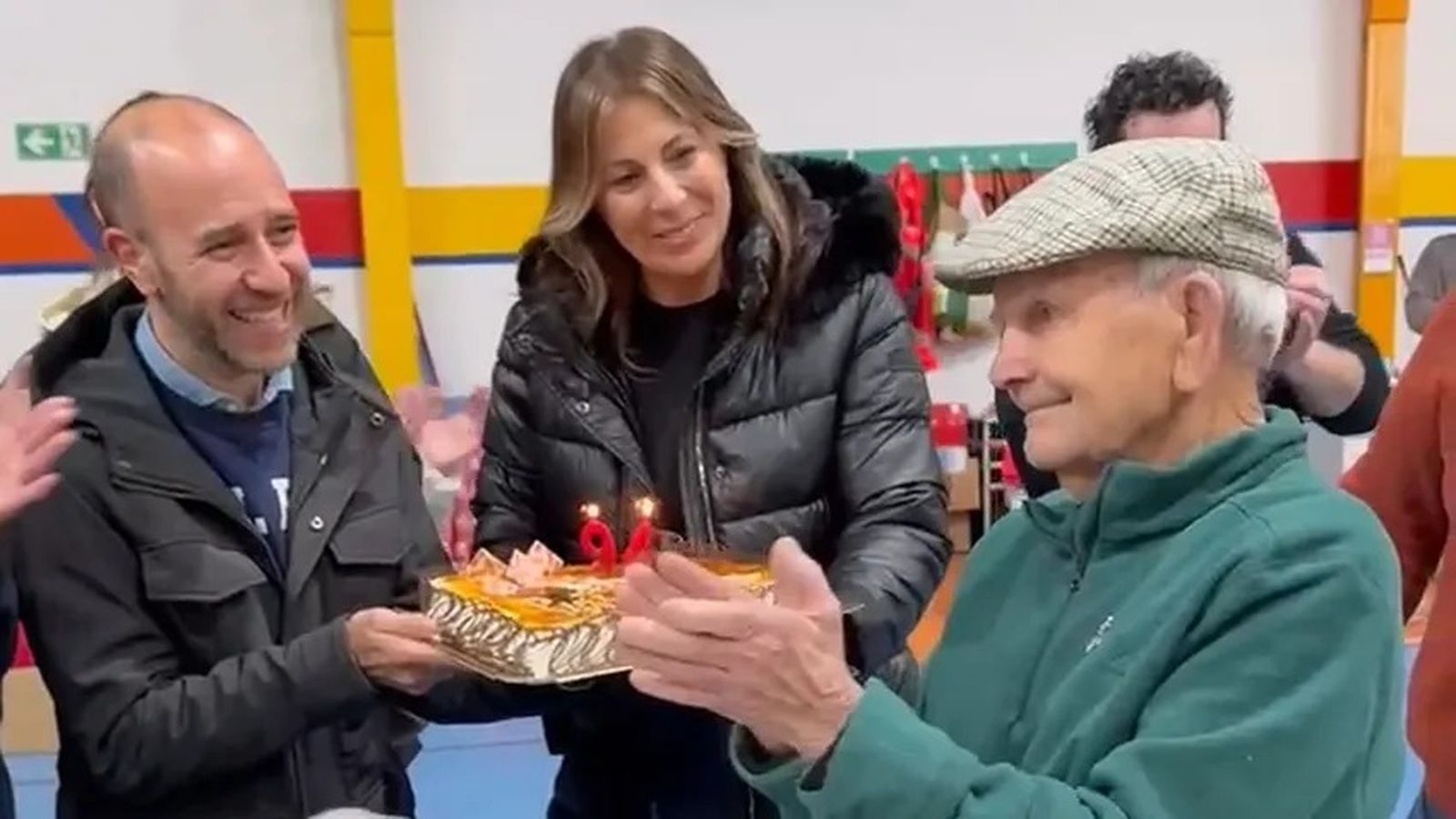 Los alcaldes de Grazalema y Ronda entregan la tarta al vecino de 92 años