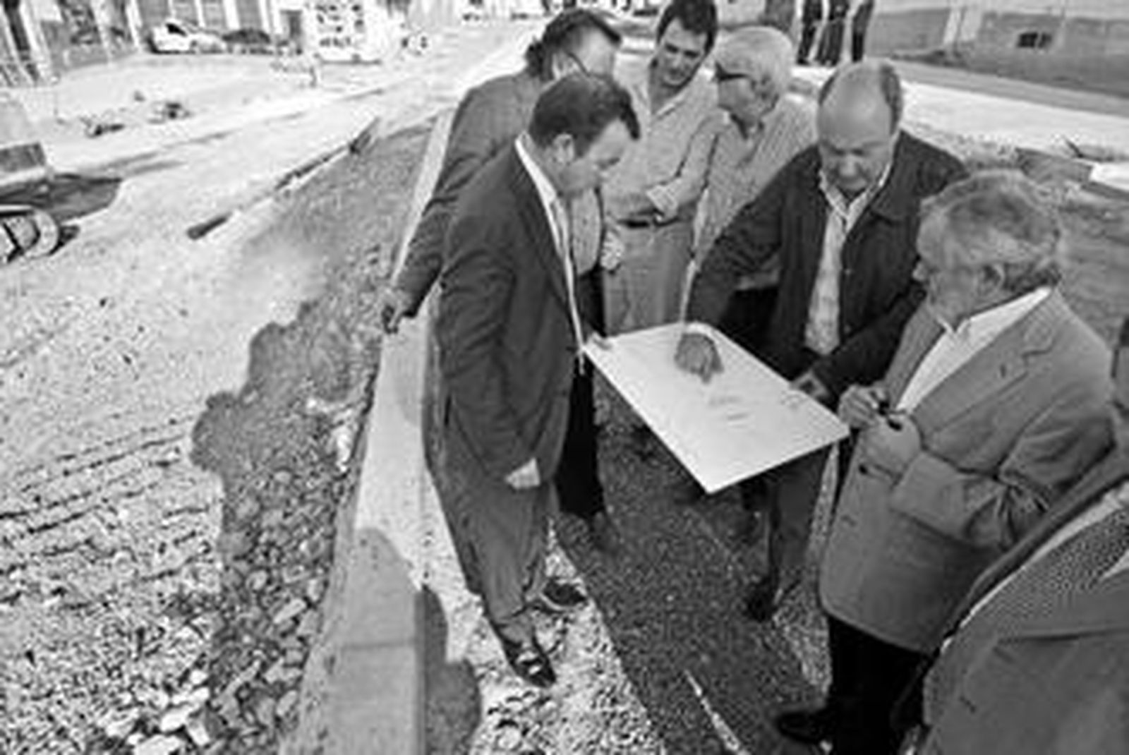 Varios representantes políticos revisan el proyecto.