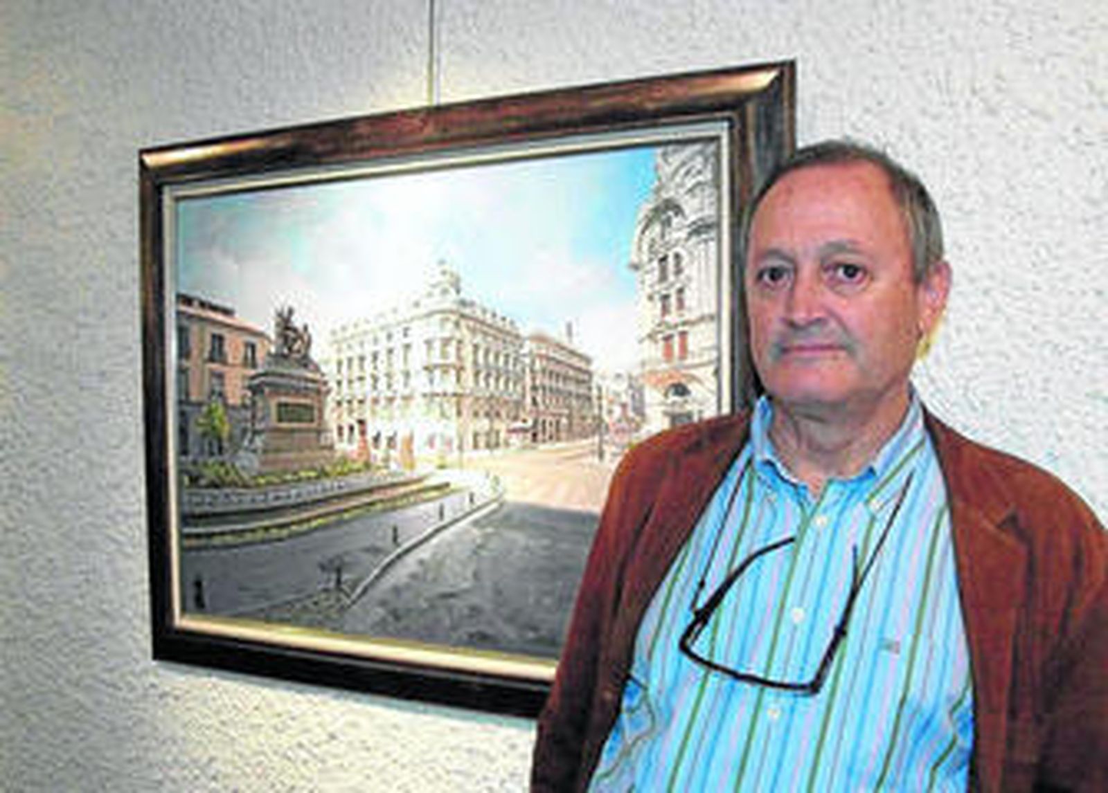 Epifanio Serna junto a una de las obras que expone en la galería de arte Argar.