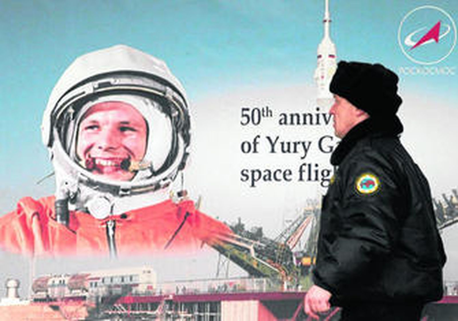 Un moscovita pasa ante un cartel conmemorativo de la hazaña de Gagarin.