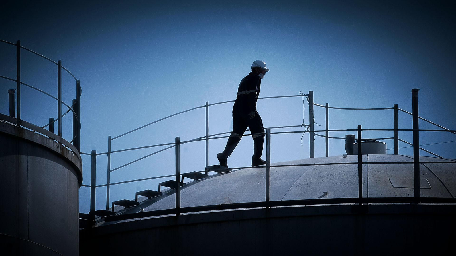 Un operario en la Zona Franca
